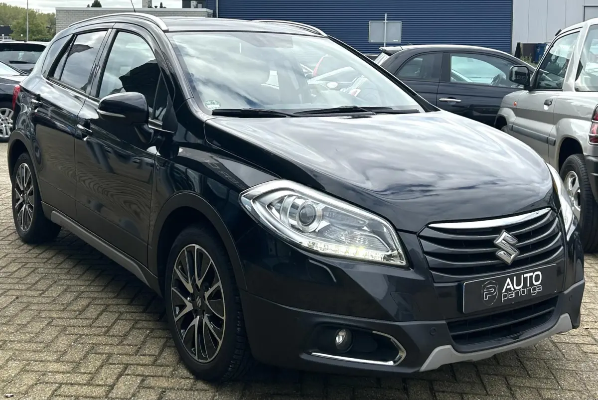 SX4 1.6 High Executive 120PK | LUXE | Zeer Nette Staat | DEALERONDERHOUDEN | NL AUTO | NAP | PANO | Trekhaak | Bi Xenon | 17 Inch Lichtmetalen Velgen | Achteruitrijcamera | Lederen Bekleding