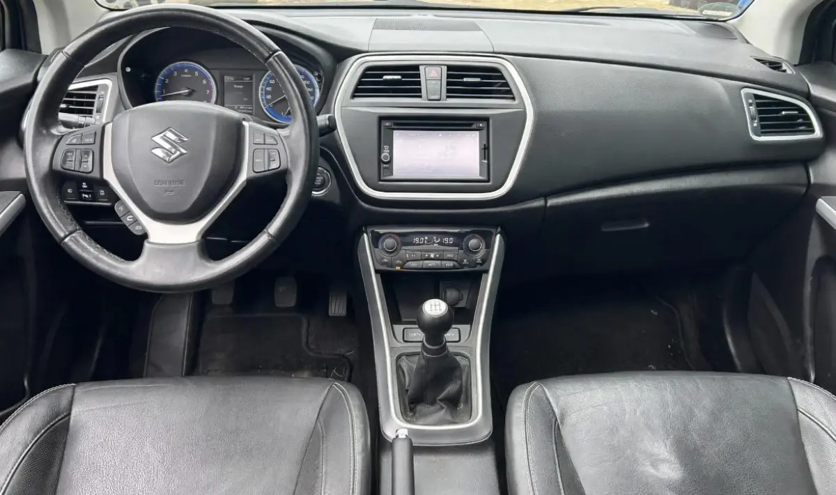 SX4 1.6 High Executive 120PK | LUXE | Zeer Nette Staat | DEALERONDERHOUDEN | NL AUTO | NAP | PANO | Trekhaak | Bi Xenon | 17 Inch Lichtmetalen Velgen | Achteruitrijcamera | Lederen Bekleding