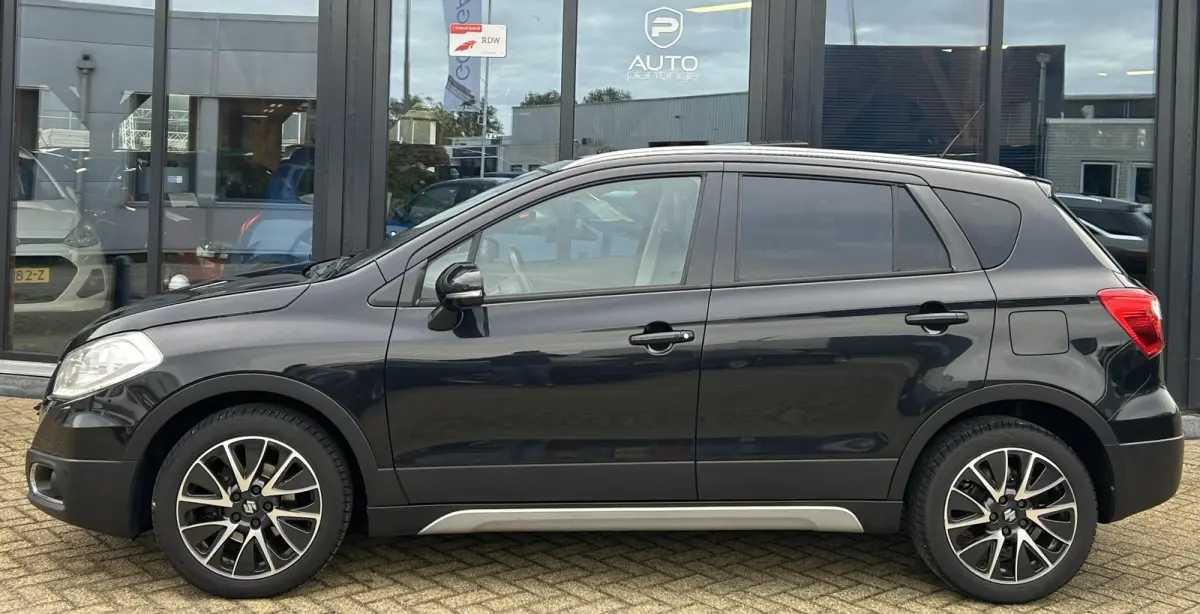 SX4 1.6 High Executive 120PK | LUXE | Zeer Nette Staat | DEALERONDERHOUDEN | NL AUTO | NAP | PANO | Trekhaak | Bi Xenon | 17 Inch Lichtmetalen Velgen | Achteruitrijcamera | Lederen Bekleding