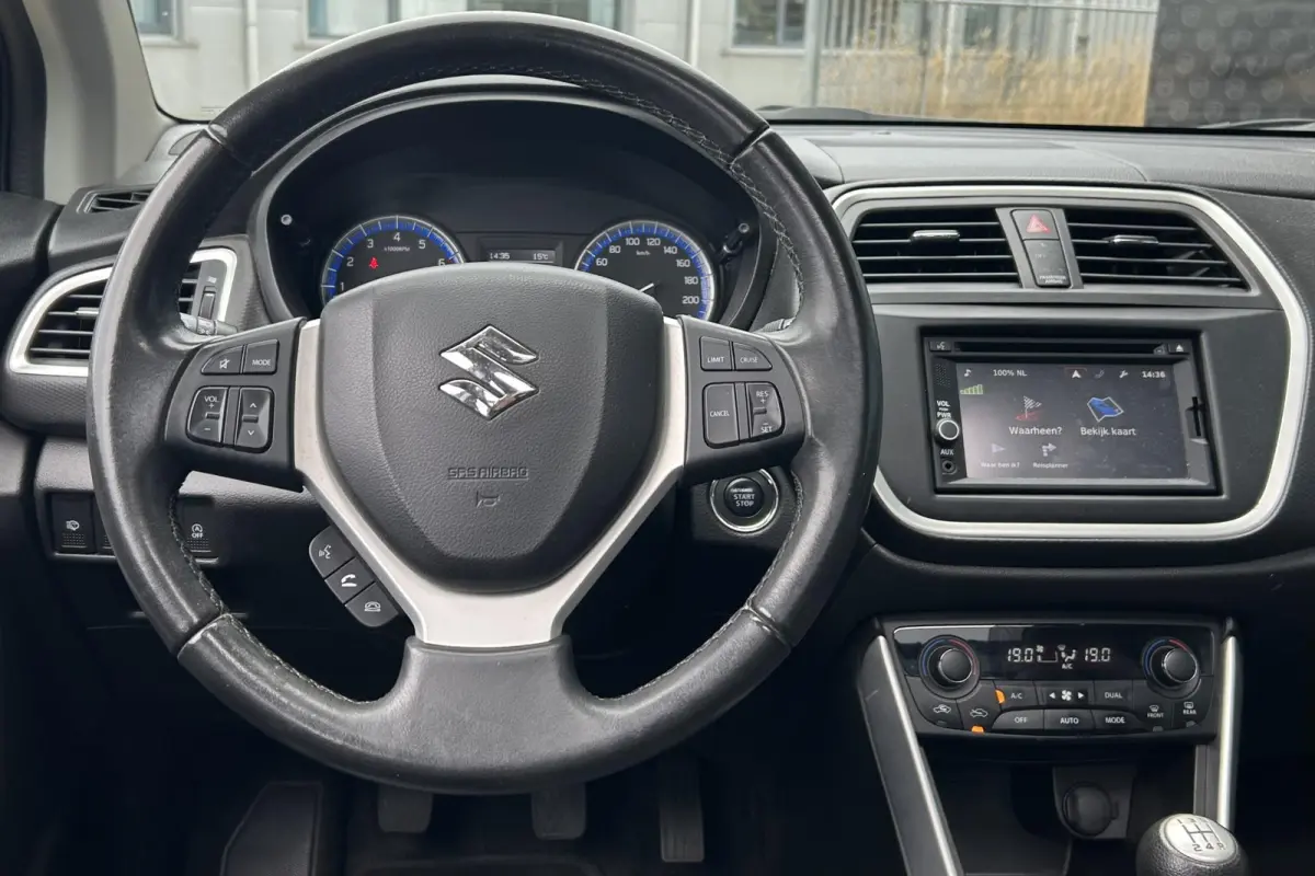 SX4 1.6 High Executive 120PK | LUXE | Zeer Nette Staat | DEALERONDERHOUDEN | NL AUTO | NAP | PANO | Trekhaak | Bi Xenon | 17 Inch Lichtmetalen Velgen | Achteruitrijcamera | Lederen Bekleding