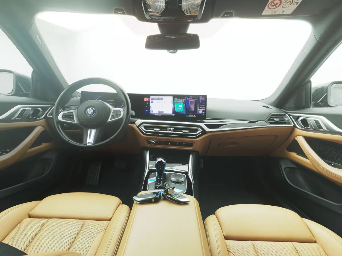 eDrive40 84 kWh | CAMERA | CARPLAY | STOELVERWARMING