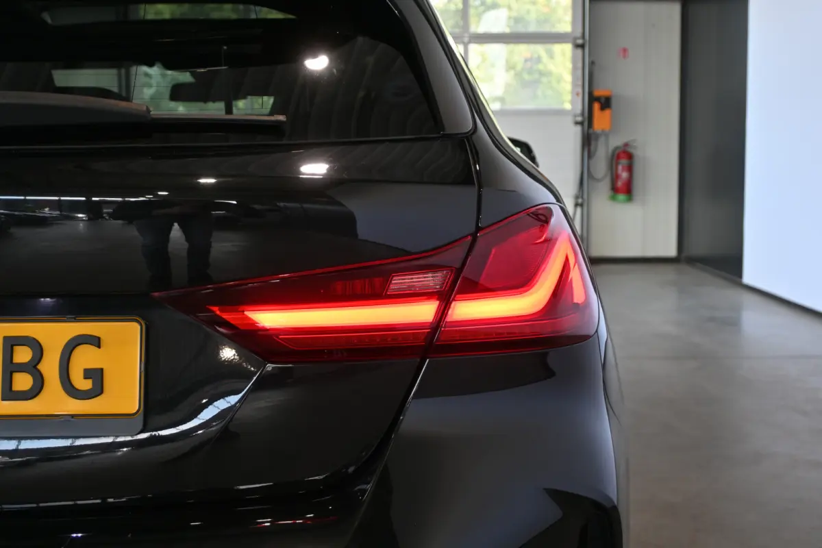 120i Automaat M - Sport Edition Clima Kuipstoelen Panoramadak LED koplampen 19 Inch Camera 1e Eig. 100% Onderhouden Inruil mogelijk