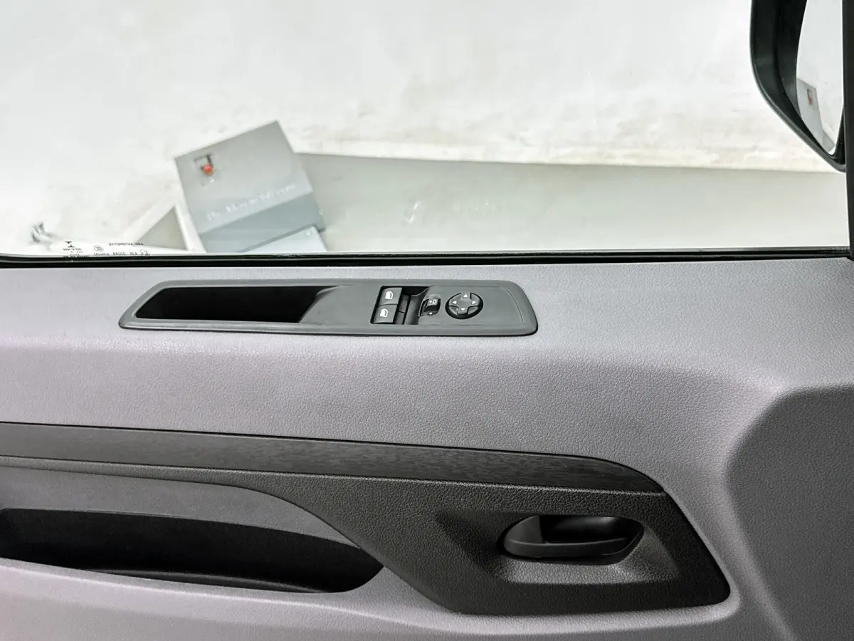 2.0 BlueHDI 180 M Club Head-up display Adapt. cruise control Elektrische schuifdeur Trekhaak Stoelverwarming Navigatie