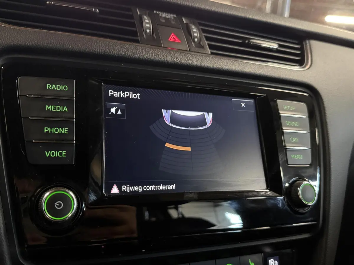 1.0 TSI DSG Greentech Style Business| Carplay | Volledige Historie | Parkeersensoren |Stoelverwarming| Cruise | Zeer netjes