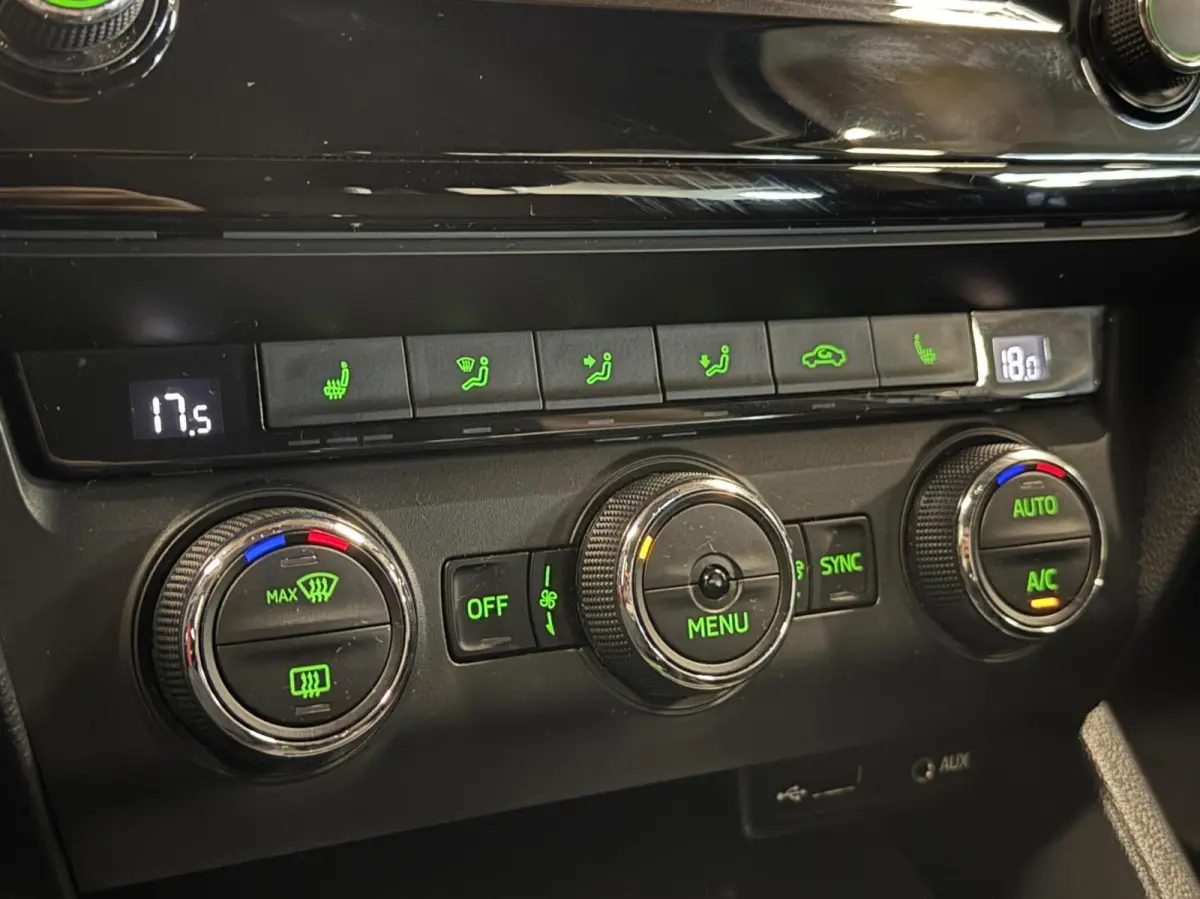 1.0 TSI DSG Greentech Style Business| Carplay | Volledige Historie | Parkeersensoren |Stoelverwarming| Cruise | Zeer netjes