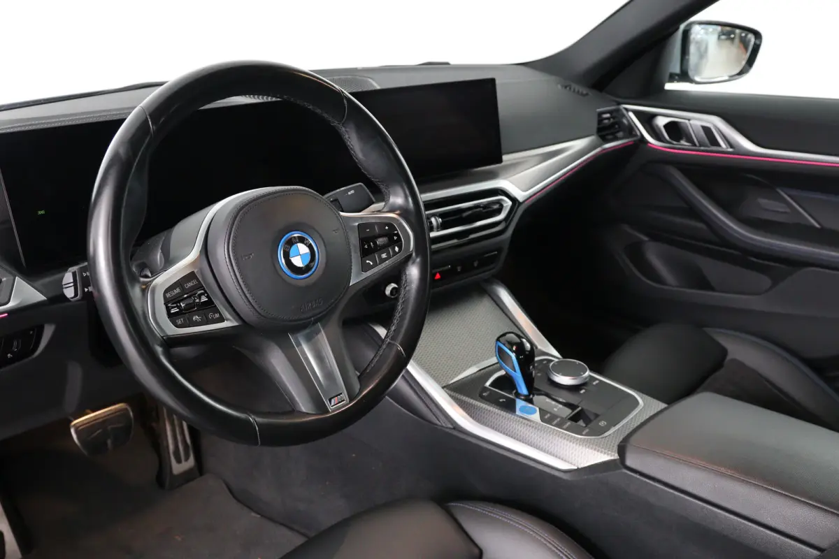 eDrive40 84 kWh M-Sport | SOH 94% | Trekhaak! | Sfeerverlichting | LED | Sportstoelen | Camera | Elk. Achterklep | Leder/Alcantara | Keyless | Clima | Navi | LMV | Parkeersensoren V+A