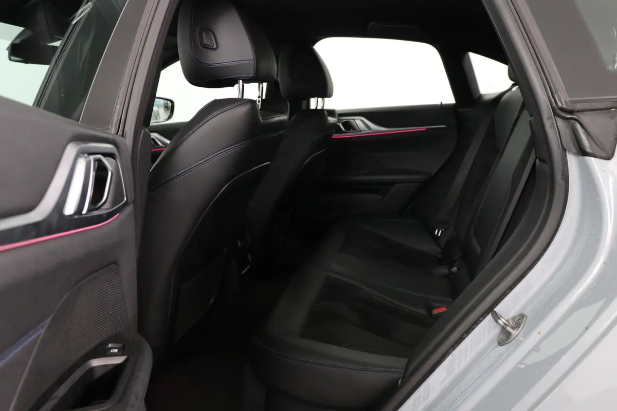 eDrive40 84 kWh M-Sport | SOH 94% | Trekhaak! | Sfeerverlichting | LED | Sportstoelen | Camera | Elk. Achterklep | Leder/Alcantara | Keyless | Clima | Navi | LMV | Parkeersensoren V+A