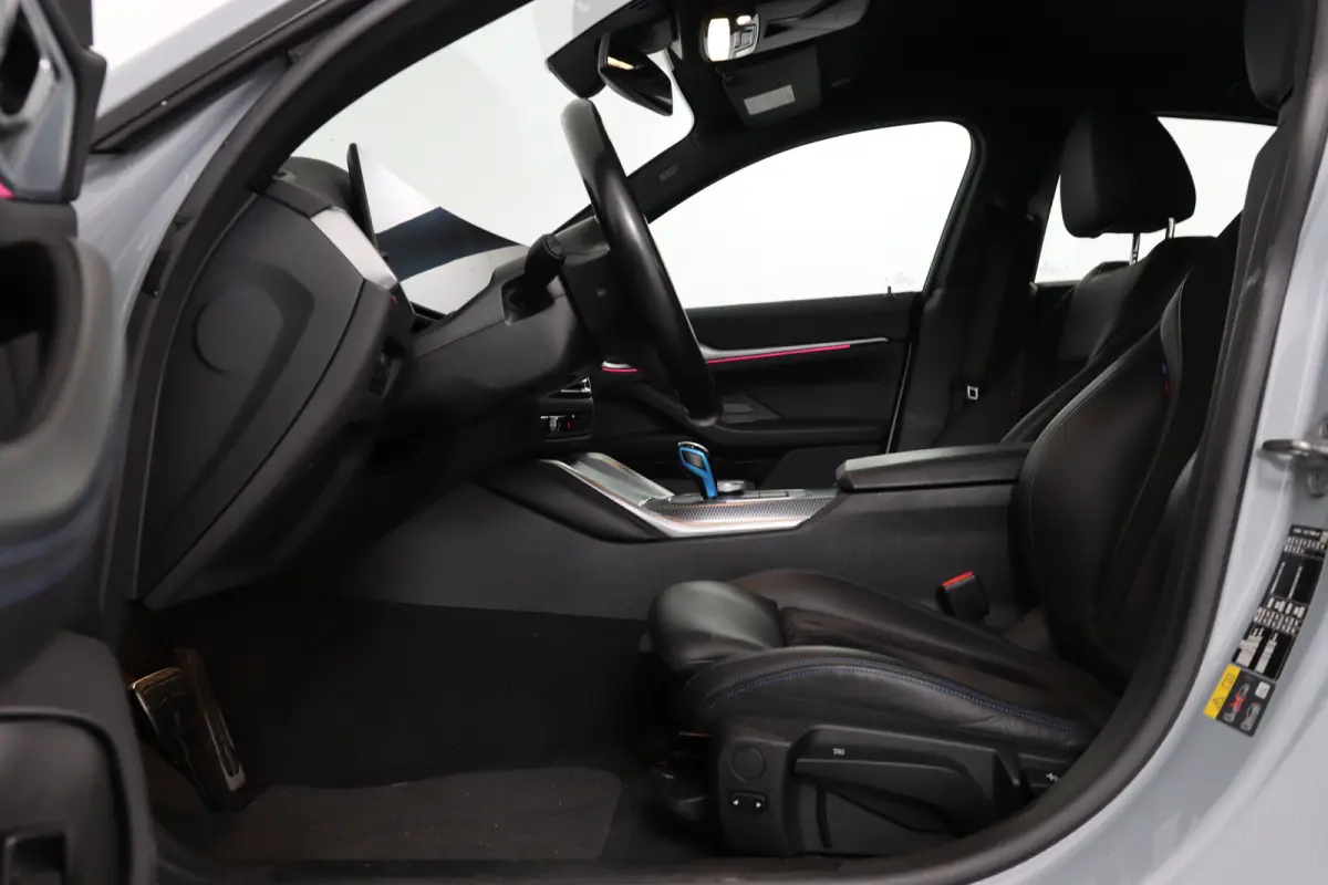 eDrive40 84 kWh M-Sport | SOH 94% | Trekhaak! | Sfeerverlichting | LED | Sportstoelen | Camera | Elk. Achterklep | Leder/Alcantara | Keyless | Clima | Navi | LMV | Parkeersensoren V+A