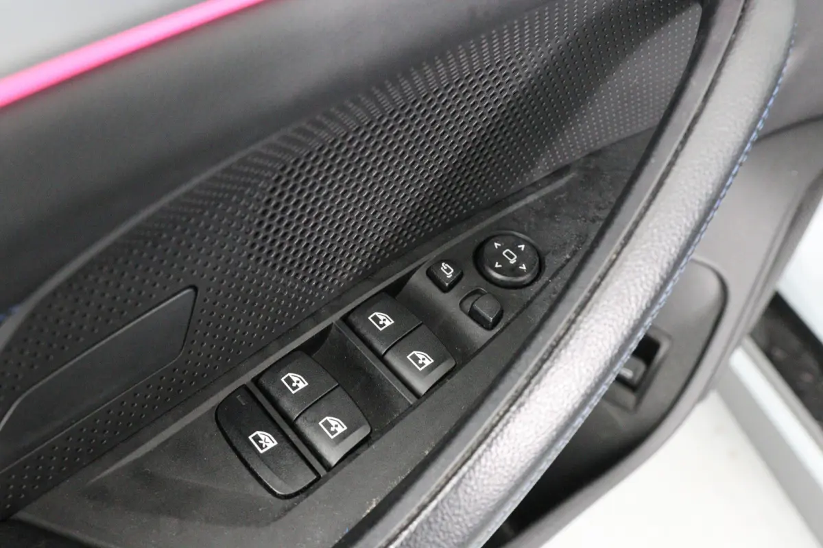 eDrive40 84 kWh M-Sport | SOH 94% | Trekhaak! | Sfeerverlichting | LED | Sportstoelen | Camera | Elk. Achterklep | Leder/Alcantara | Keyless | Clima | Navi | LMV | Parkeersensoren V+A