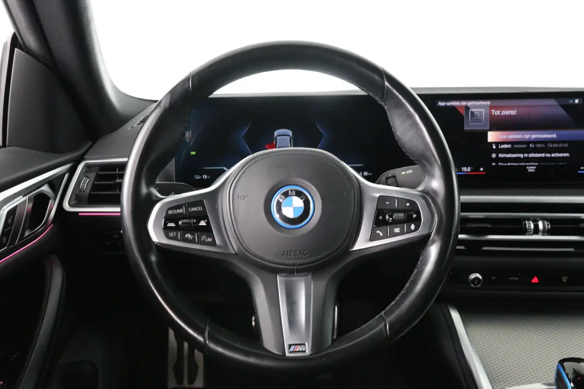 eDrive40 84 kWh M-Sport | SOH 94% | Trekhaak! | Sfeerverlichting | LED | Sportstoelen | Camera | Elk. Achterklep | Leder/Alcantara | Keyless | Clima | Navi | LMV | Parkeersensoren V+A