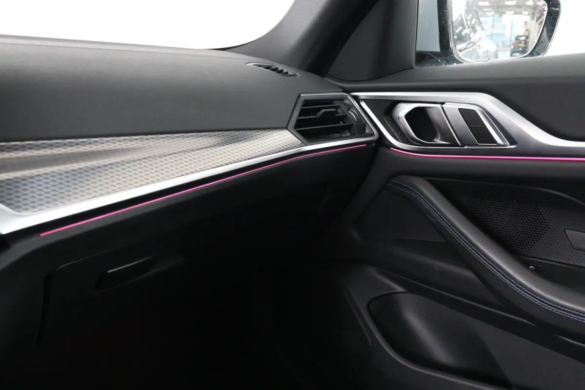 eDrive40 84 kWh M-Sport | SOH 94% | Trekhaak! | Sfeerverlichting | LED | Sportstoelen | Camera | Elk. Achterklep | Leder/Alcantara | Keyless | Clima | Navi | LMV | Parkeersensoren V+A
