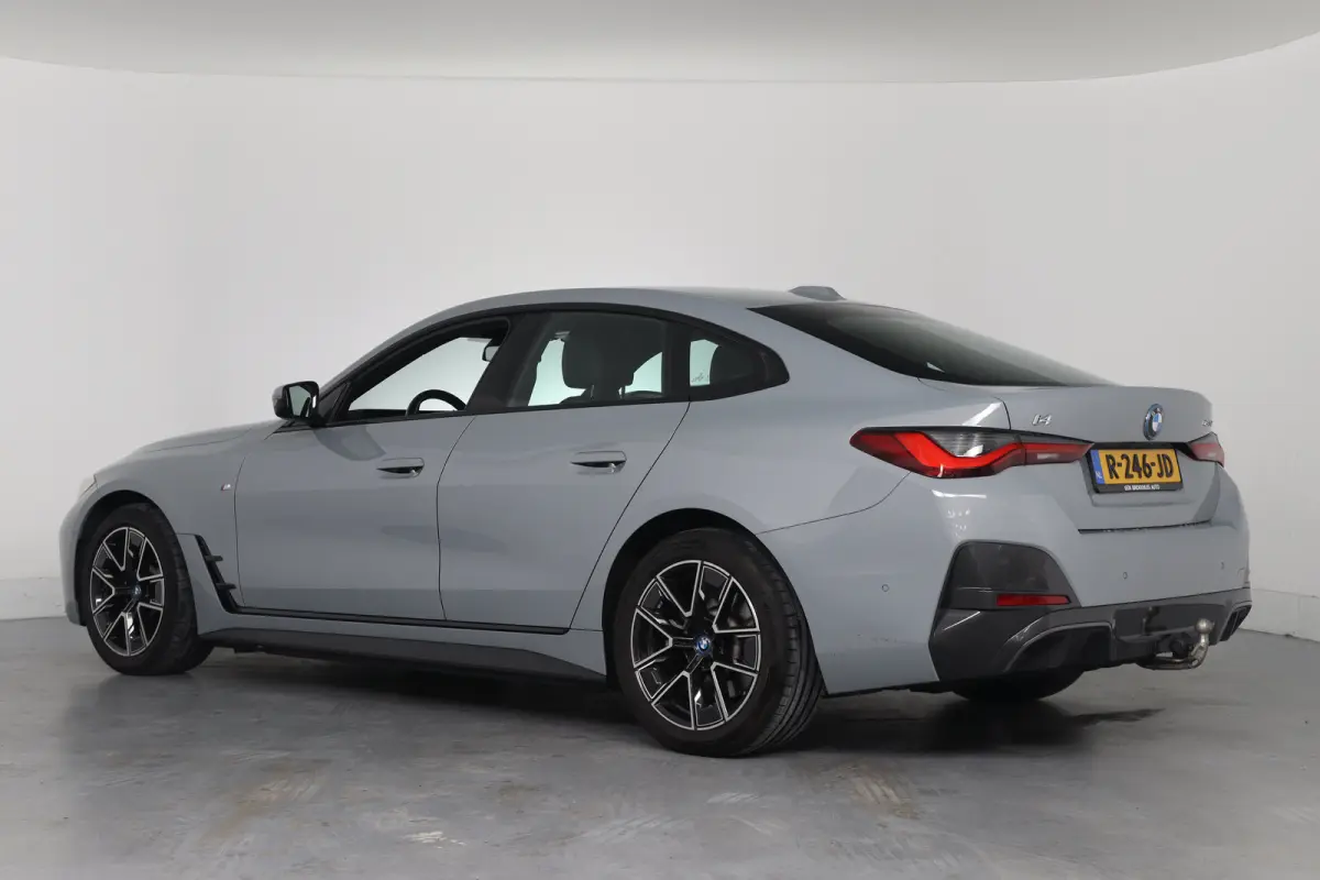 eDrive40 84 kWh M-Sport | SOH 94% | Trekhaak! | Sfeerverlichting | LED | Sportstoelen | Camera | Elk. Achterklep | Leder/Alcantara | Keyless | Clima | Navi | LMV | Parkeersensoren V+A