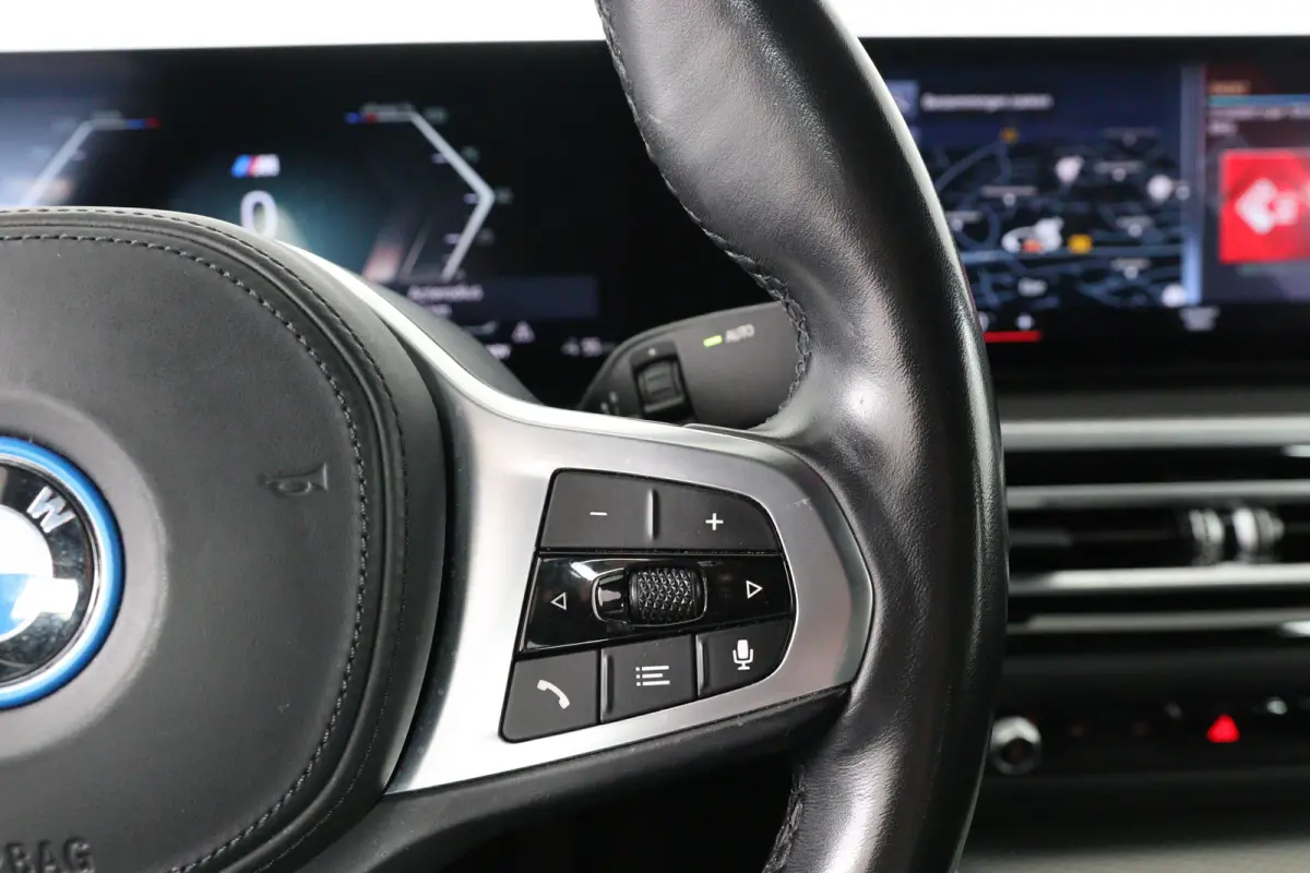 eDrive40 84 kWh M-Sport | SOH 94% | Trekhaak! | Sfeerverlichting | LED | Sportstoelen | Camera | Elk. Achterklep | Leder/Alcantara | Keyless | Clima | Navi | LMV | Parkeersensoren V+A