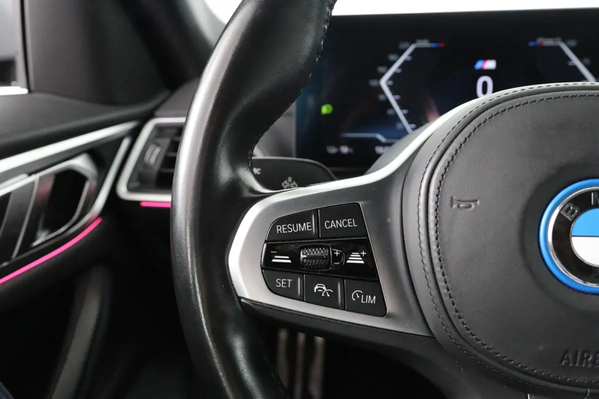 eDrive40 84 kWh M-Sport | SOH 94% | Trekhaak! | Sfeerverlichting | LED | Sportstoelen | Camera | Elk. Achterklep | Leder/Alcantara | Keyless | Clima | Navi | LMV | Parkeersensoren V+A