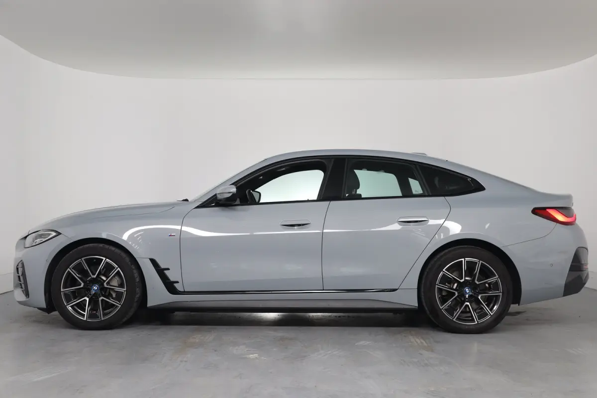 eDrive40 84 kWh M-Sport | SOH 94% | Trekhaak! | Sfeerverlichting | LED | Sportstoelen | Camera | Elk. Achterklep | Leder/Alcantara | Keyless | Clima | Navi | LMV | Parkeersensoren V+A