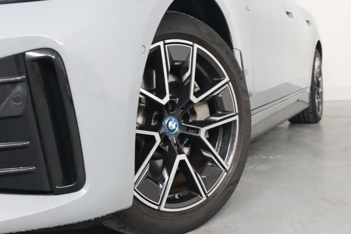 eDrive40 84 kWh M-Sport | SOH 94% | Trekhaak! | Sfeerverlichting | LED | Sportstoelen | Camera | Elk. Achterklep | Leder/Alcantara | Keyless | Clima | Navi | LMV | Parkeersensoren V+A
