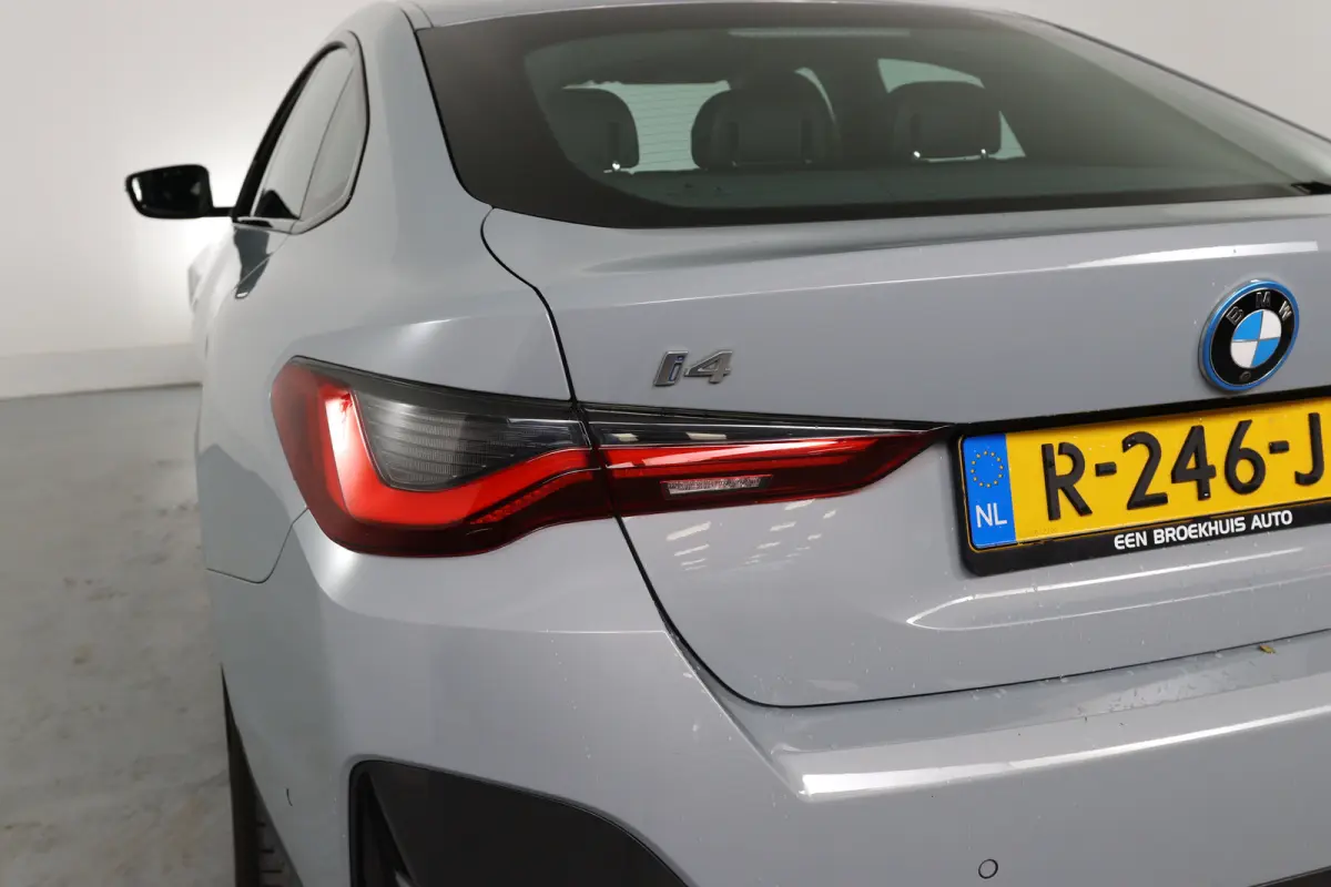 eDrive40 84 kWh M-Sport | SOH 94% | Trekhaak! | Sfeerverlichting | LED | Sportstoelen | Camera | Elk. Achterklep | Leder/Alcantara | Keyless | Clima | Navi | LMV | Parkeersensoren V+A