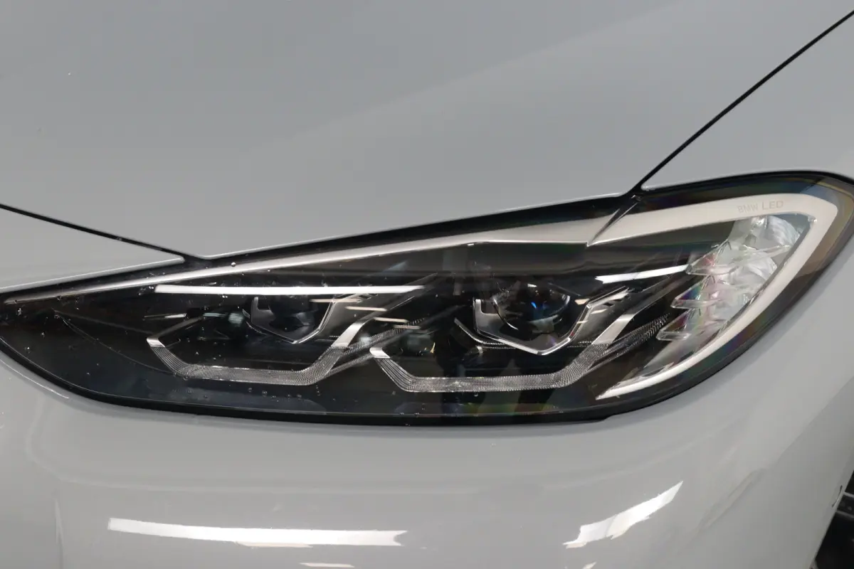 eDrive40 84 kWh M-Sport | SOH 94% | Trekhaak! | Sfeerverlichting | LED | Sportstoelen | Camera | Elk. Achterklep | Leder/Alcantara | Keyless | Clima | Navi | LMV | Parkeersensoren V+A