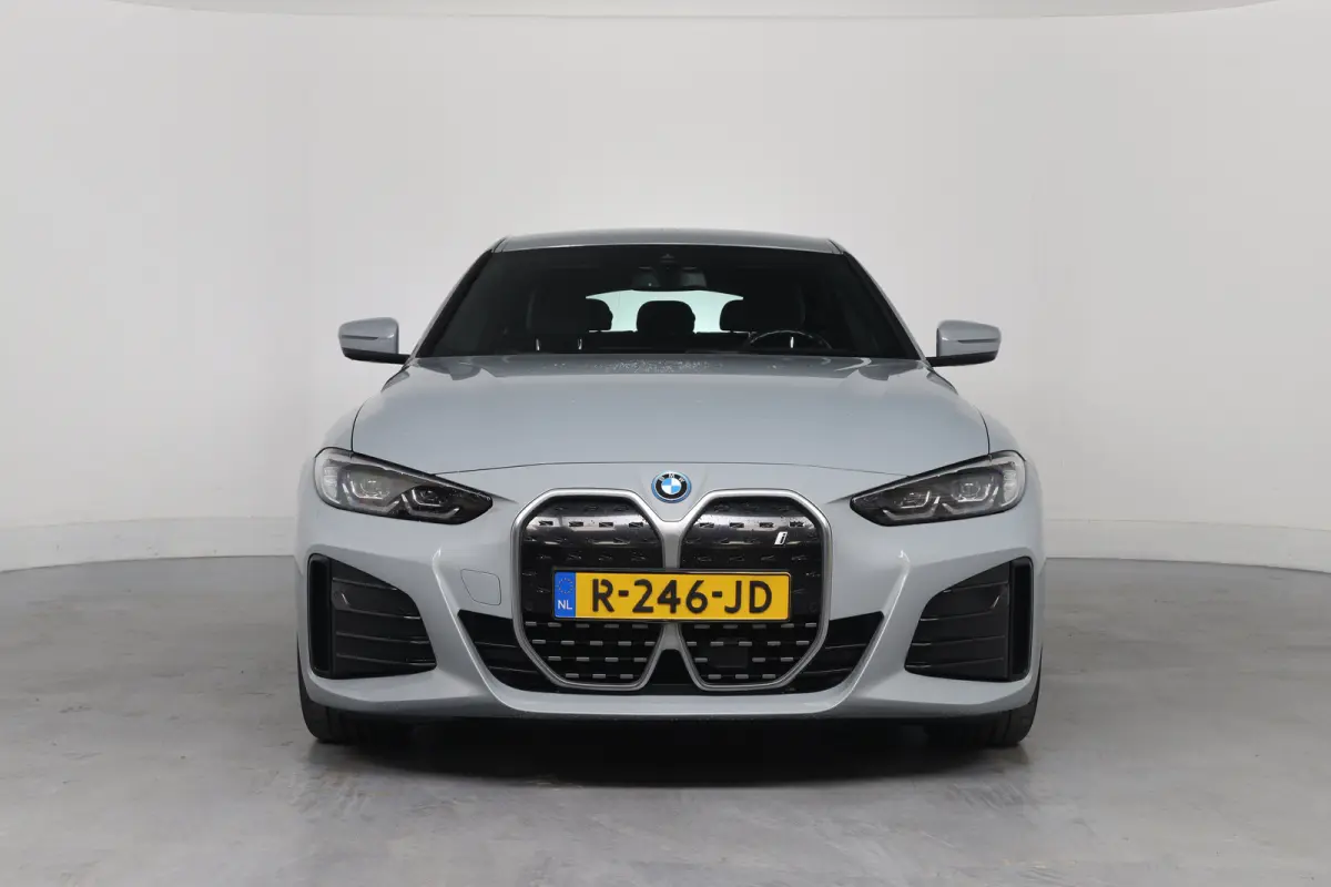 eDrive40 84 kWh M-Sport | SOH 94% | Trekhaak! | Sfeerverlichting | LED | Sportstoelen | Camera | Elk. Achterklep | Leder/Alcantara | Keyless | Clima | Navi | LMV | Parkeersensoren V+A