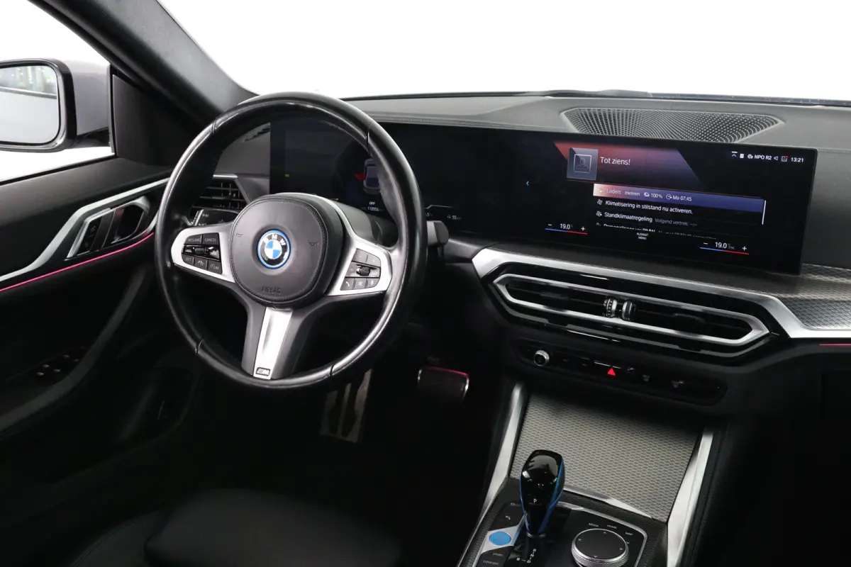 eDrive40 84 kWh M-Sport | SOH 94% | Trekhaak! | Sfeerverlichting | LED | Sportstoelen | Camera | Elk. Achterklep | Leder/Alcantara | Keyless | Clima | Navi | LMV | Parkeersensoren V+A