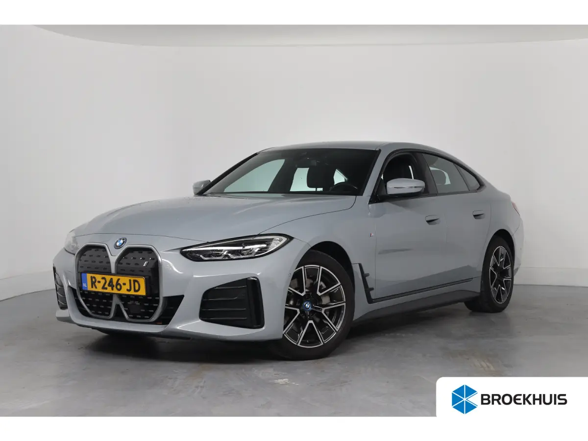 eDrive40 84 kWh M-Sport | SOH 94% | Trekhaak! | Sfeerverlichting | LED | Sportstoelen | Camera | Elk. Achterklep | Leder/Alcantara | Keyless | Clima | Navi | LMV | Parkeersensoren V+A