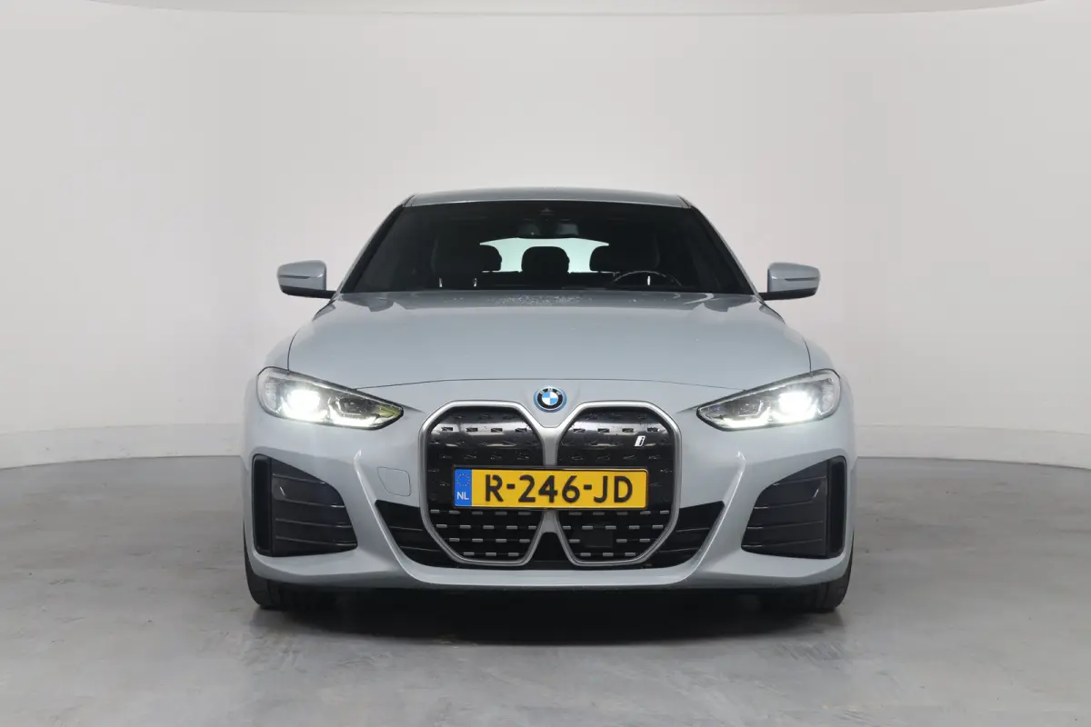 eDrive40 84 kWh M-Sport | SOH 94% | Trekhaak! | Sfeerverlichting | LED | Sportstoelen | Camera | Elk. Achterklep | Leder/Alcantara | Keyless | Clima | Navi | LMV | Parkeersensoren V+A