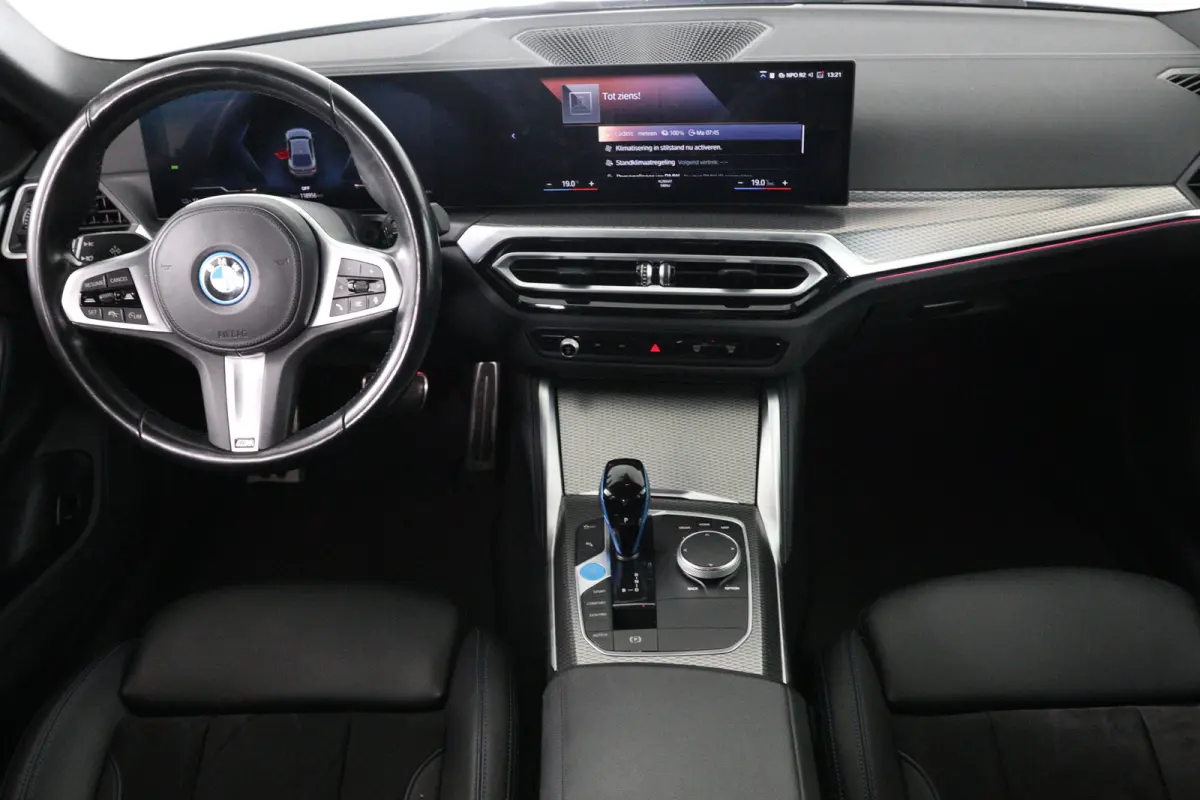 eDrive40 84 kWh M-Sport | SOH 94% | Trekhaak! | Sfeerverlichting | LED | Sportstoelen | Camera | Elk. Achterklep | Leder/Alcantara | Keyless | Clima | Navi | LMV | Parkeersensoren V+A