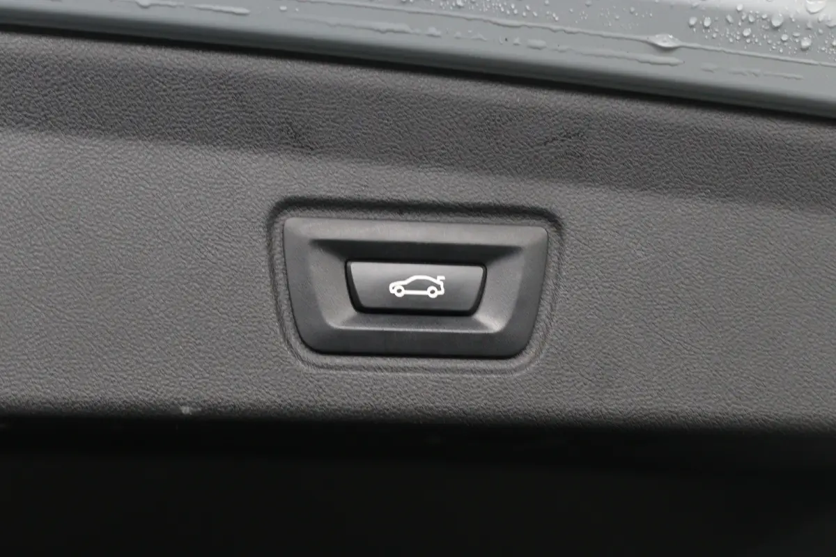 eDrive40 84 kWh M-Sport | SOH 94% | Trekhaak! | Sfeerverlichting | LED | Sportstoelen | Camera | Elk. Achterklep | Leder/Alcantara | Keyless | Clima | Navi | LMV | Parkeersensoren V+A
