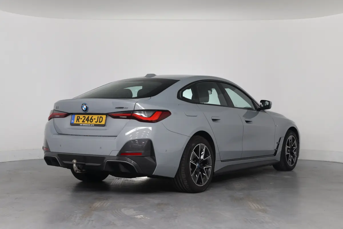 eDrive40 84 kWh M-Sport | SOH 94% | Trekhaak! | Sfeerverlichting | LED | Sportstoelen | Camera | Elk. Achterklep | Leder/Alcantara | Keyless | Clima | Navi | LMV | Parkeersensoren V+A