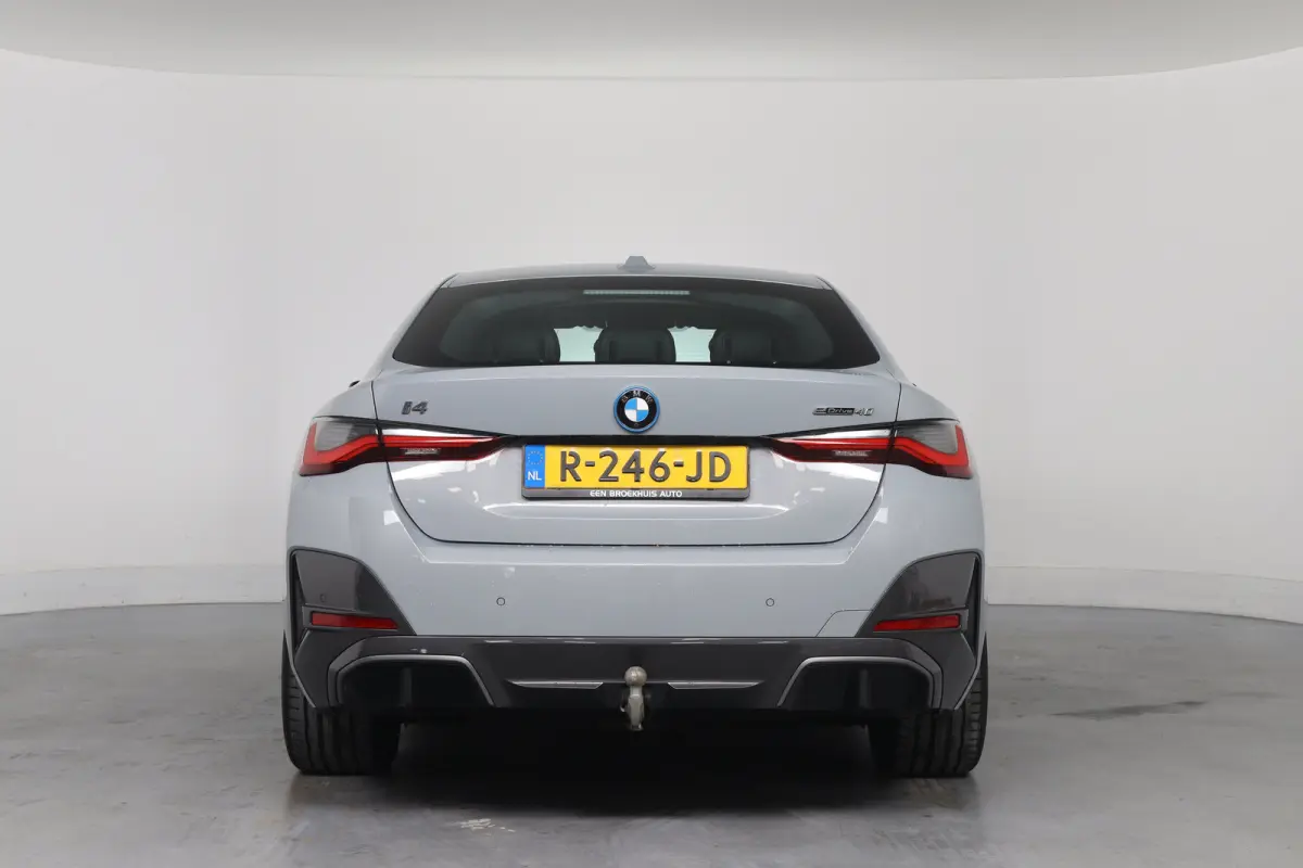 eDrive40 84 kWh M-Sport | SOH 94% | Trekhaak! | Sfeerverlichting | LED | Sportstoelen | Camera | Elk. Achterklep | Leder/Alcantara | Keyless | Clima | Navi | LMV | Parkeersensoren V+A