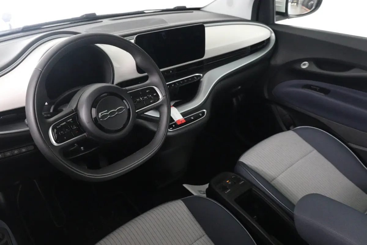 Icon 42 kWh | Camera | Panoramadak | Parkeersensoren | Dodehoek | Navigatie | Climate Control | Apple Carplay & Android Auto |