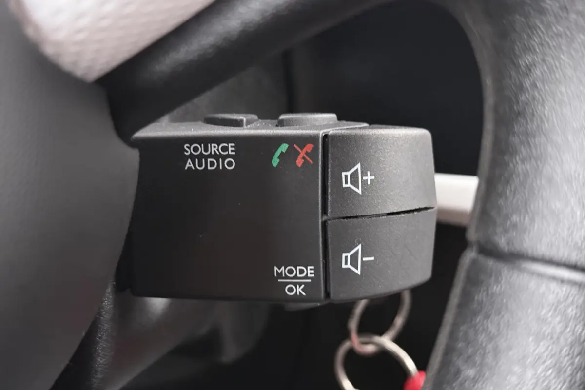 1.0 74 PK SCe Collection Cruise DAB Bluetooth LED