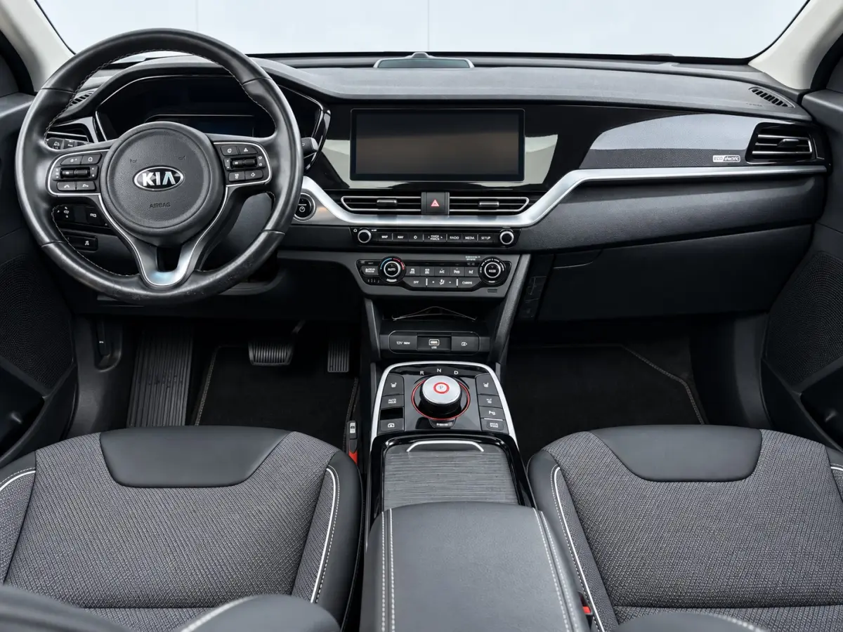 DynamicPlusLine 64 kWh | SOH 100% | 3 Fase laden | Schuif/kanteldak | Half Leder | Andriod Auto | Apple carplay | Navigatie