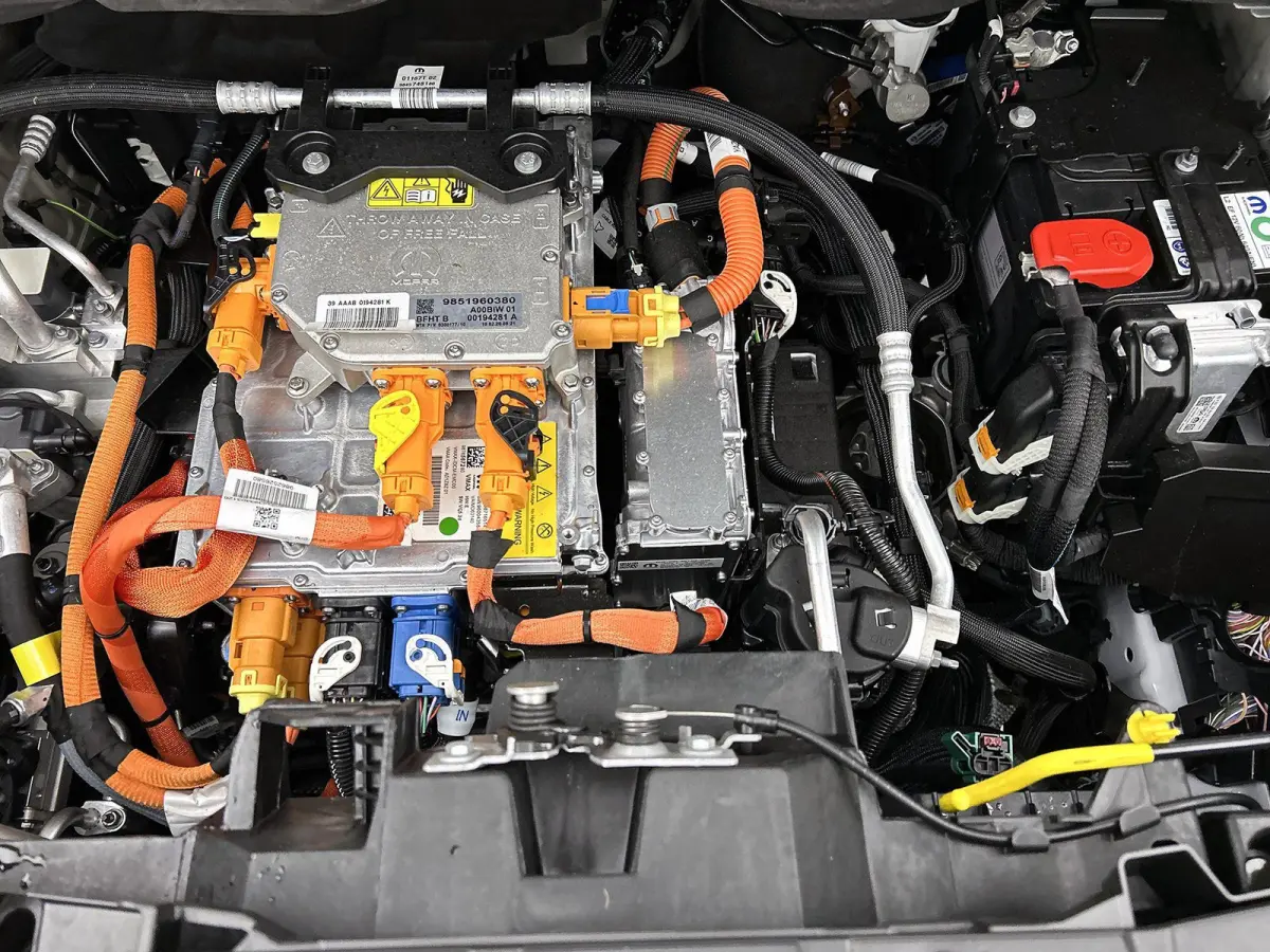 136pk L1 Tech 50kWh Automaat | Tot 8 Jaar Garantie | 3 Fase | Navigatie | Camera | Cruise Control | Houtenvloer | Dodehoekdetectie |