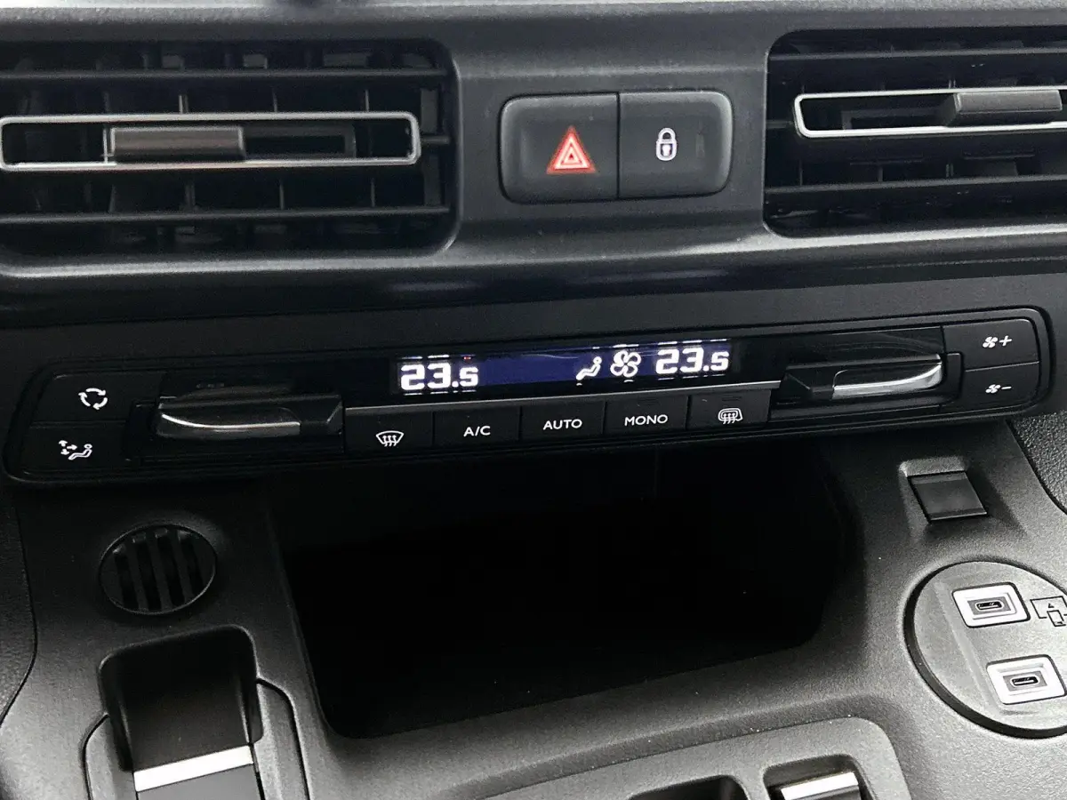136pk L1 Tech 50kWh Automaat | Tot 8 Jaar Garantie | 3 Fase | Navigatie | Camera | Cruise Control | Houtenvloer | Dodehoekdetectie |