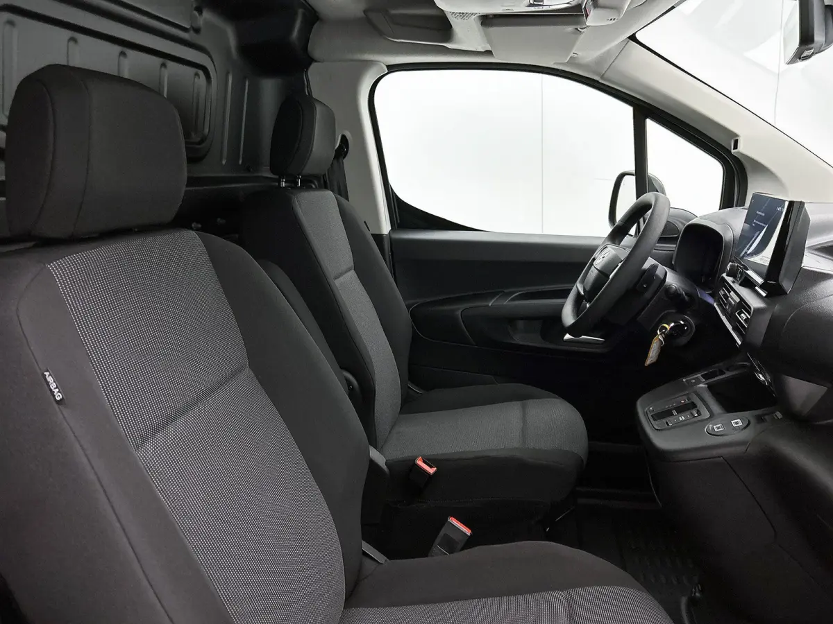136pk L1 Tech 50kWh Automaat | Tot 8 Jaar Garantie | 3 Fase | Navigatie | Camera | Cruise Control | Houtenvloer | Dodehoekdetectie |
