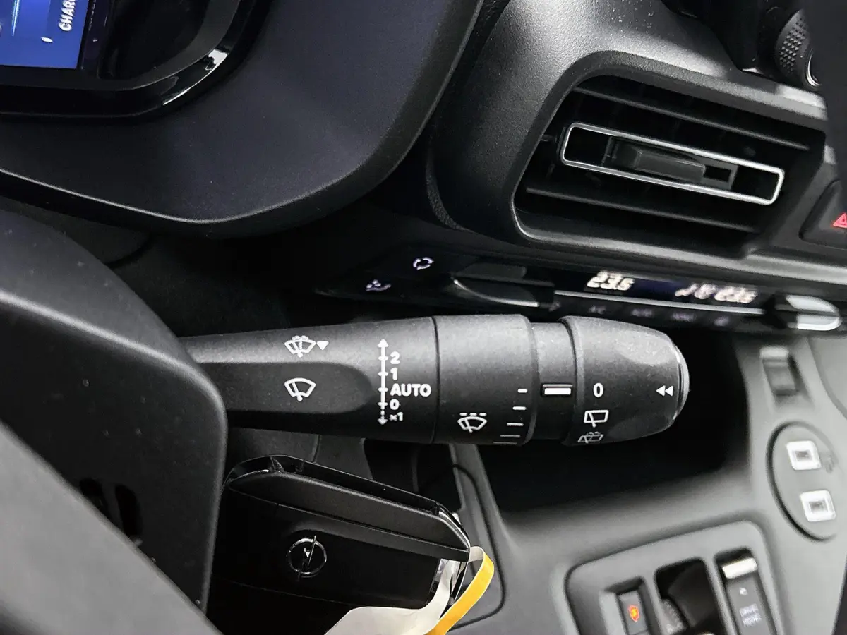 136pk L1 Tech 50kWh Automaat | Tot 8 Jaar Garantie | 3 Fase | Navigatie | Camera | Cruise Control | Houtenvloer | Dodehoekdetectie |