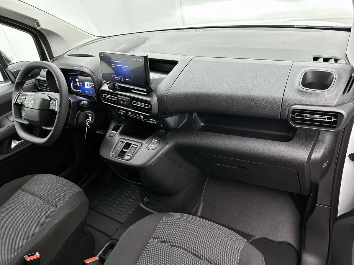 136pk L1 Tech 50kWh Automaat | Tot 8 Jaar Garantie | 3 Fase | Navigatie | Camera | Cruise Control | Houtenvloer | Dodehoekdetectie |