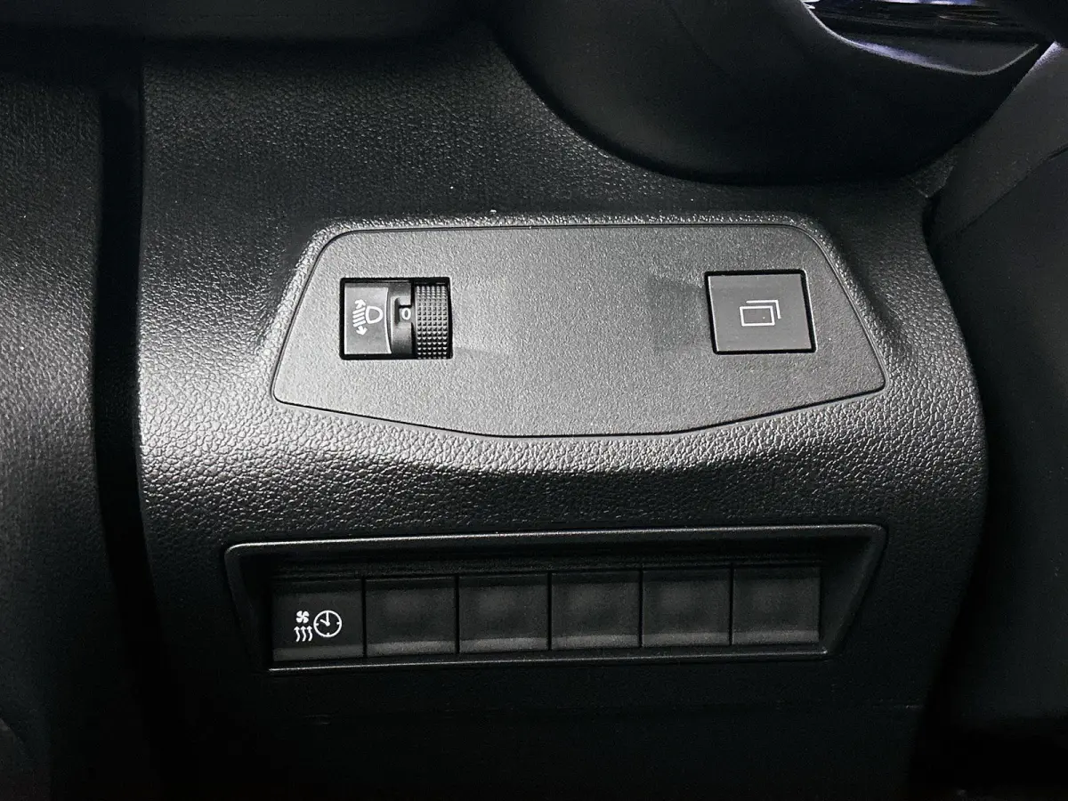 136pk L1 Tech 50kWh Automaat | Tot 8 Jaar Garantie | 3 Fase | Navigatie | Camera | Cruise Control | Houtenvloer | Dodehoekdetectie |
