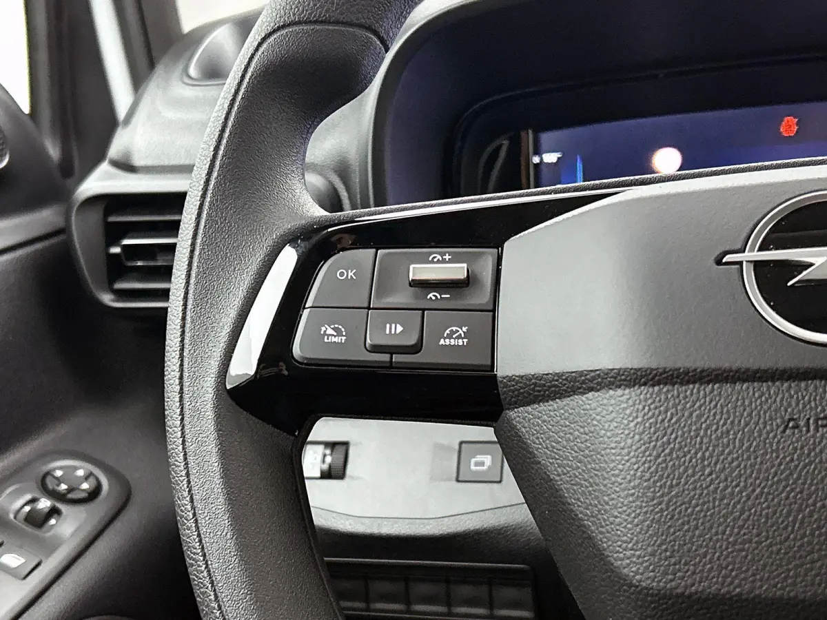 136pk L1 Tech 50kWh Automaat | Tot 8 Jaar Garantie | 3 Fase | Navigatie | Camera | Cruise Control | Houtenvloer | Dodehoekdetectie |