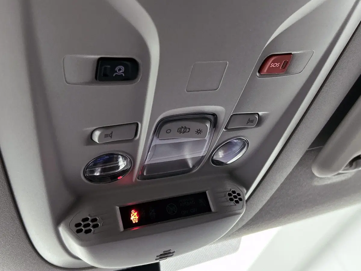 136pk L1 Tech 50kWh Automaat | Tot 8 Jaar Garantie | 3 Fase | Navigatie | Camera | Cruise Control | Houtenvloer | Dodehoekdetectie |