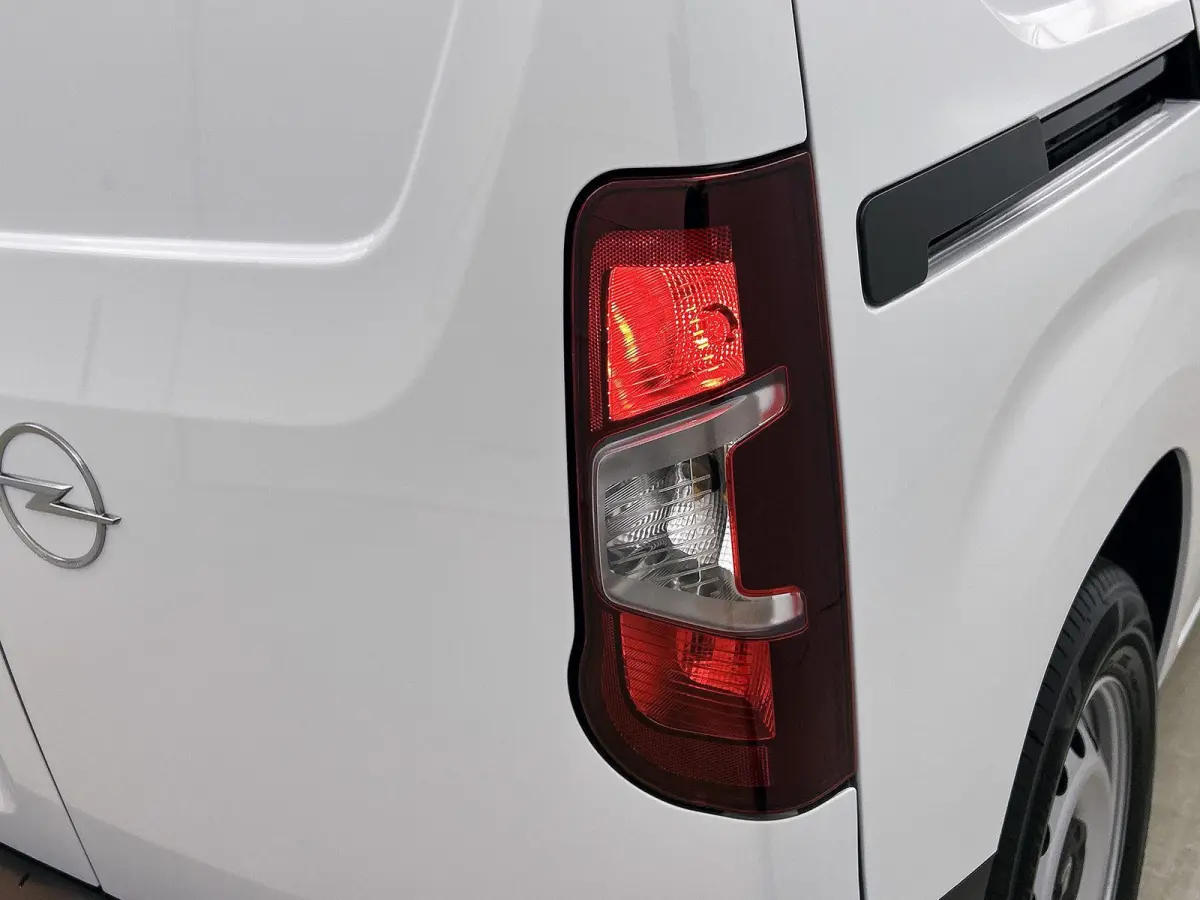 136pk L1 Tech 50kWh Automaat | Tot 8 Jaar Garantie | 3 Fase | Navigatie | Camera | Cruise Control | Houtenvloer | Dodehoekdetectie |