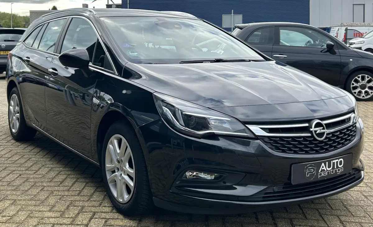 1.0 Business+ 105PK | Nette Staat | NL AUTO | NAP | Volledige Onderhoudshistorie BOSCH Carservice | Nieuwe APK | Trekhaak | Comfort Stoelen | Navigatie | Parkeersensoren Voor en Achter | DAB