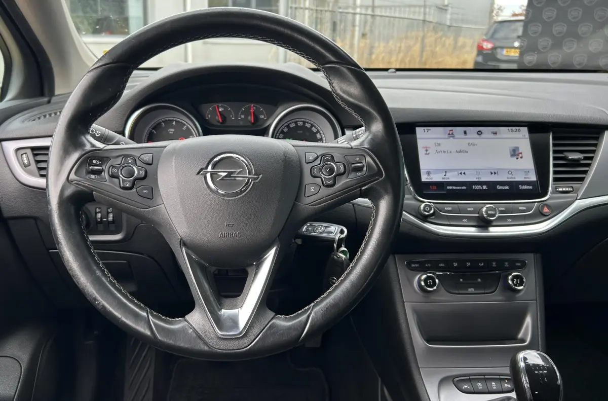 1.0 Business+ 105PK | Nette Staat | NL AUTO | NAP | Volledige Onderhoudshistorie BOSCH Carservice | Nieuwe APK | Trekhaak | Comfort Stoelen | Navigatie | Parkeersensoren Voor en Achter | DAB