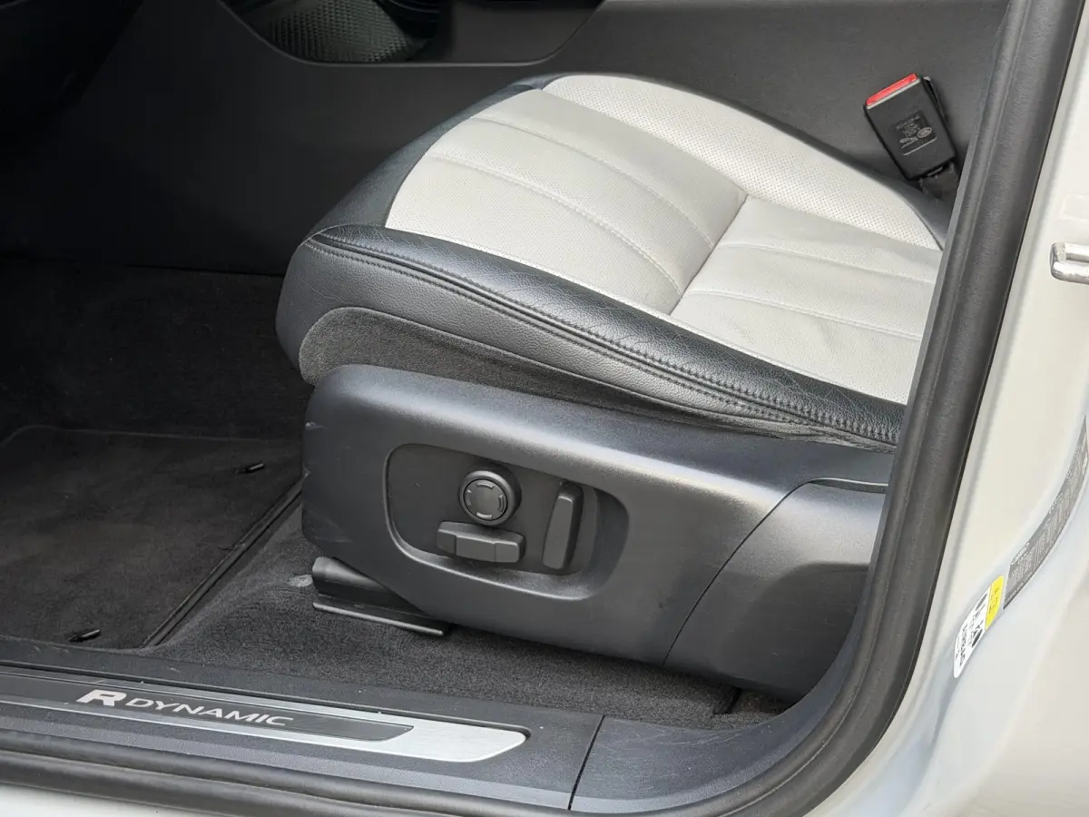 2.0 P200 AWD R-Dynamic S | NL-Auto/Pano-dak/20-inch/Meridian/Carplay/Leder