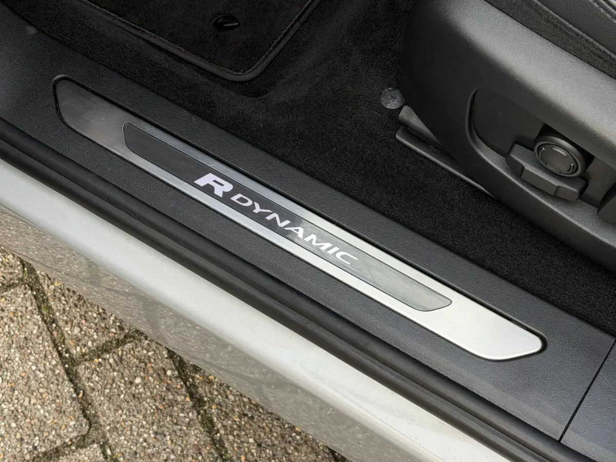 2.0 P200 AWD R-Dynamic S | NL-Auto/Pano-dak/20-inch/Meridian/Carplay/Leder