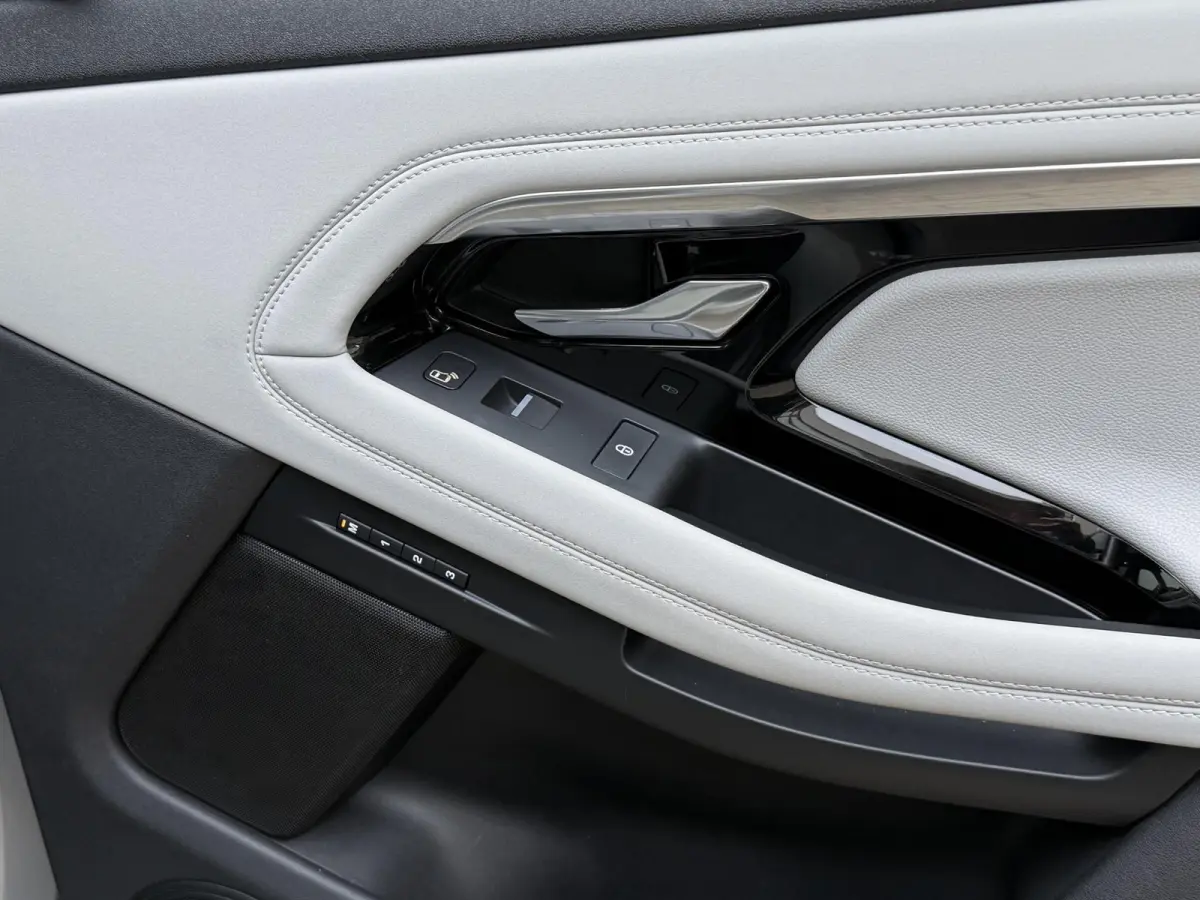 2.0 P200 AWD R-Dynamic S | NL-Auto/Pano-dak/20-inch/Meridian/Carplay/Leder