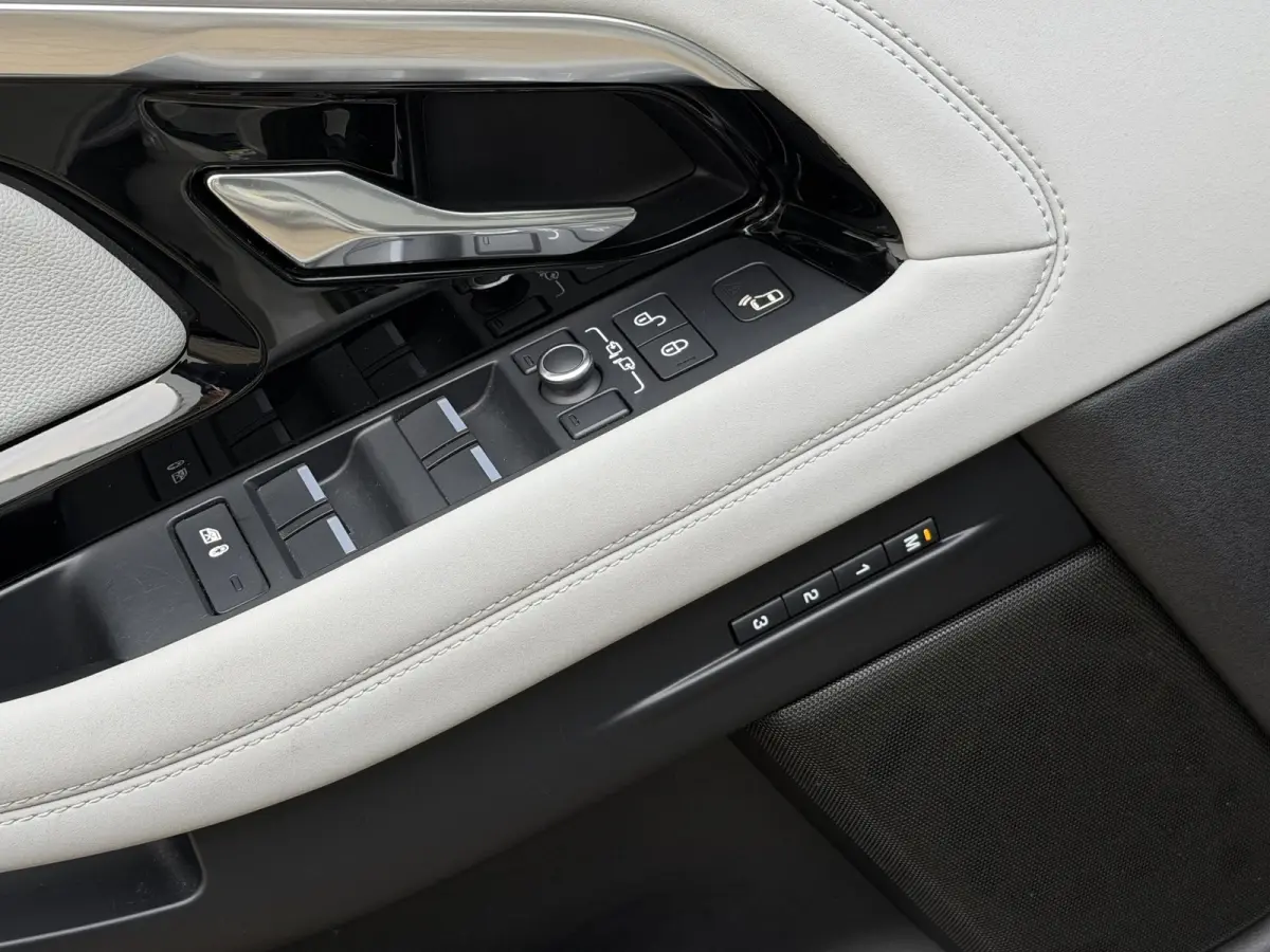 2.0 P200 AWD R-Dynamic S | NL-Auto/Pano-dak/20-inch/Meridian/Carplay/Leder