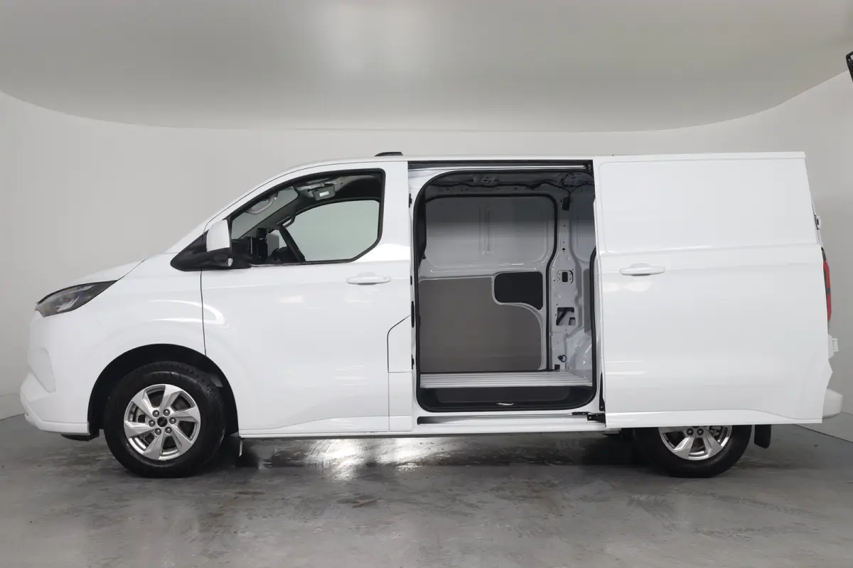 320 L1H1 Limited 71 kWh | Winterpack | Adap. Cruise Control | Trekhaak | Camera | | 13 polige trekhaak met Trailer Sway Control | 2 zitplaatsen rechtsvoor | 3-fase laadkabel mode 3 32A, 10 m