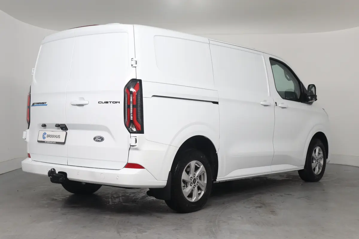 320 L1H1 Limited 71 kWh | Winterpack | Adap. Cruise Control | Trekhaak | Camera | | 13 polige trekhaak met Trailer Sway Control | 2 zitplaatsen rechtsvoor | 3-fase laadkabel mode 3 32A, 10 m